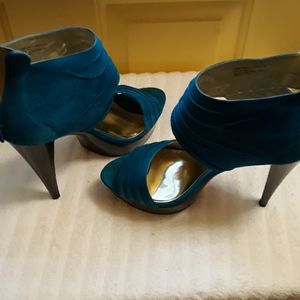 Groove Parrot Blue Heels by Carlos, sz 10M